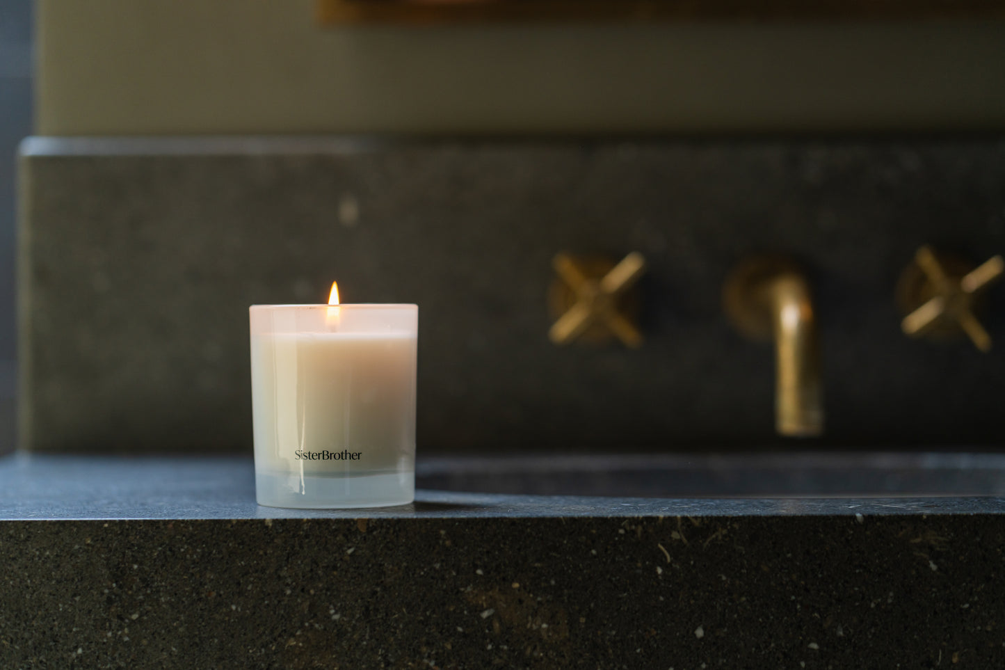 Dark wood perfume candle