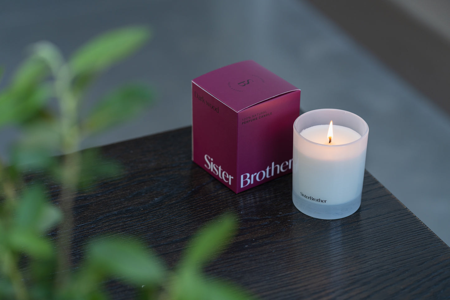 Dark wood perfume candle