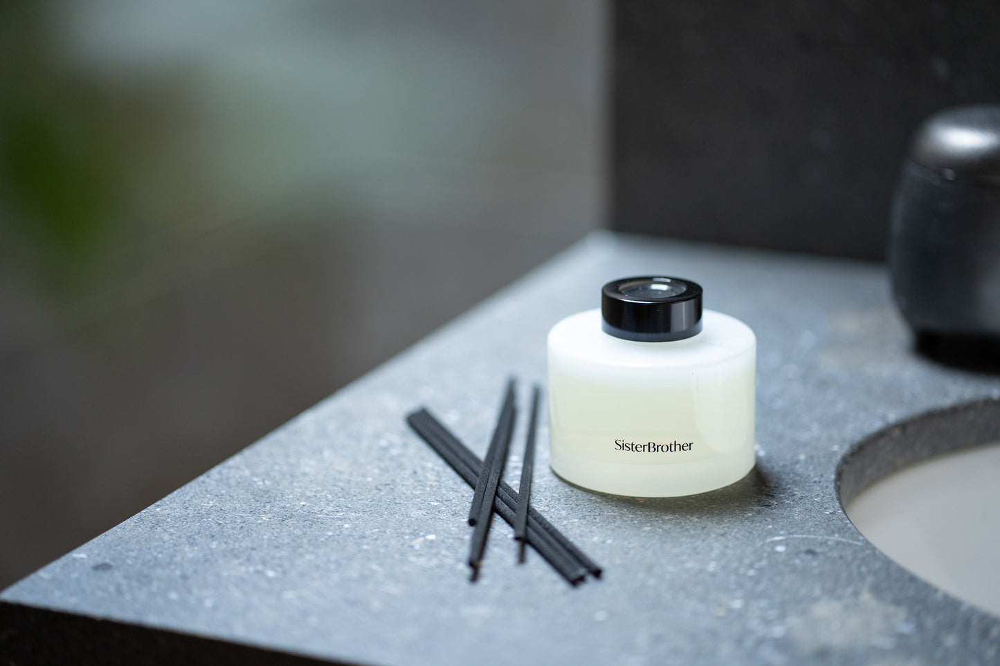 Dark wood reed diffuser